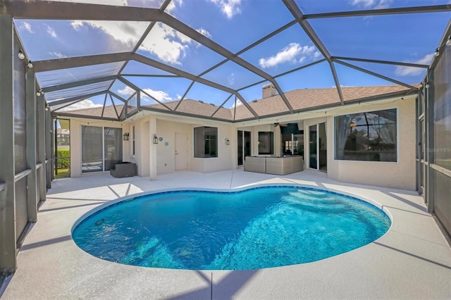 outdoor pool featuring a patio, outdoor lounge area, a lanai, and a ceiling fan