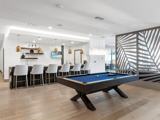 playroom with light wood-type flooring, wet bar, visible vents, and billiards