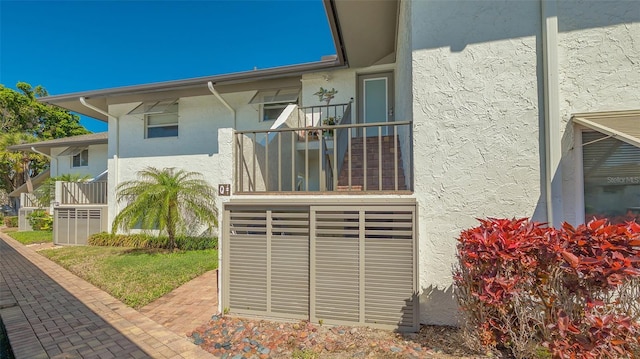 4234 Gulf Of Mexico Dr Unit Q2, Longboat Key, FL 34228 - view of property exterior featuring stucco siding