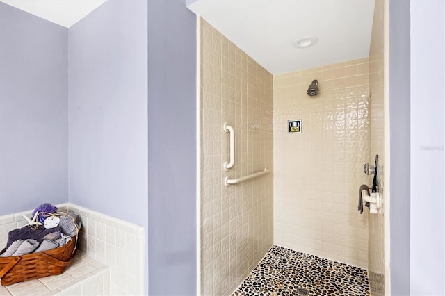 bathroom featuring tiled shower