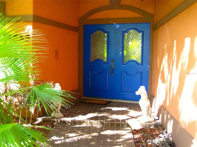 entrance to property with stucco siding