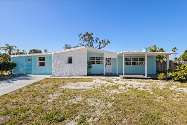 single story home featuring a front yard and fence