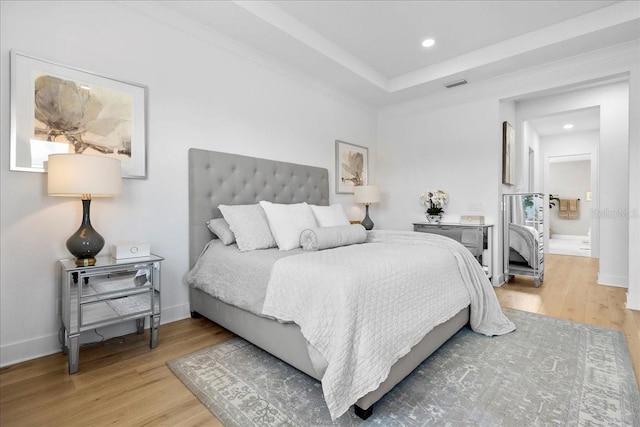 bedroom featuring light wood finished floors, visible vents, baseboards, and recessed lighting