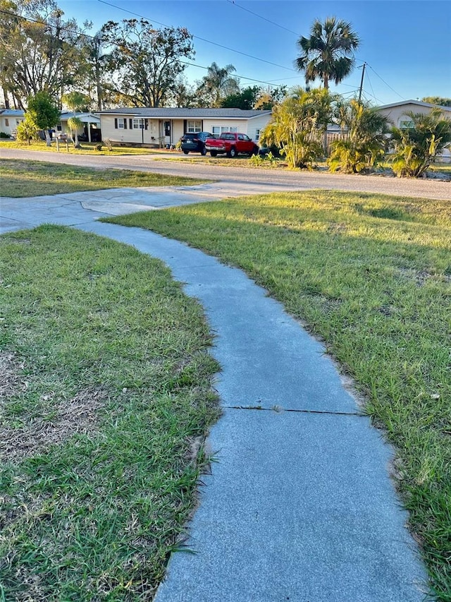 view of yard with driveway