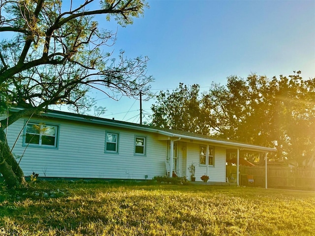 single story home with a front lawn