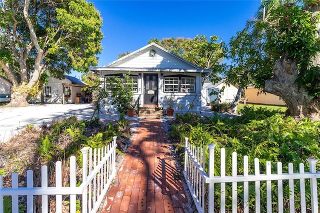 view of front of home with a fenced front yard