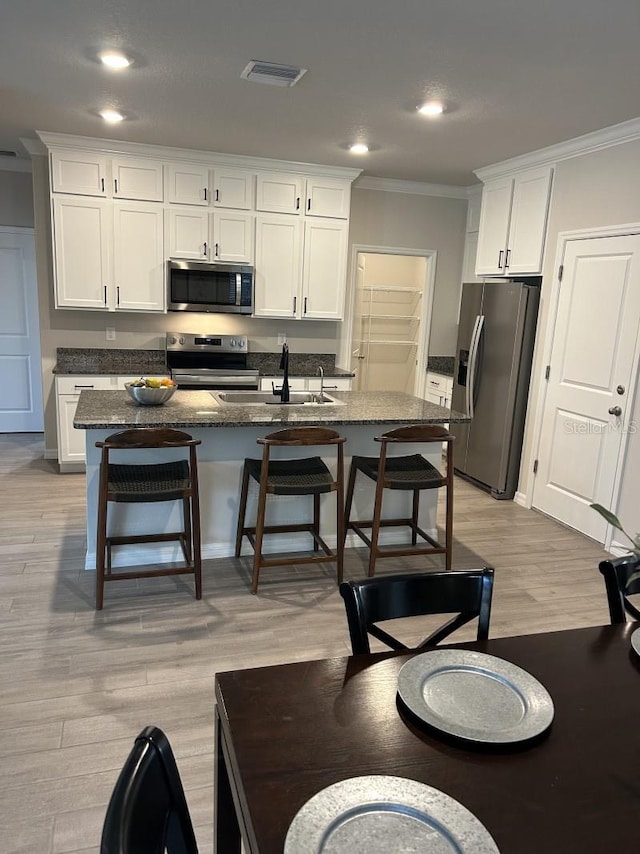 13633 NW 14th Pl, Newberry, FL 32669 - kitchen featuring stainless steel appliances, a sink, visible vents, and crown molding