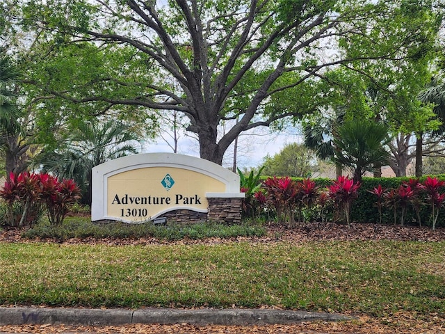 community / neighborhood sign featuring a yard