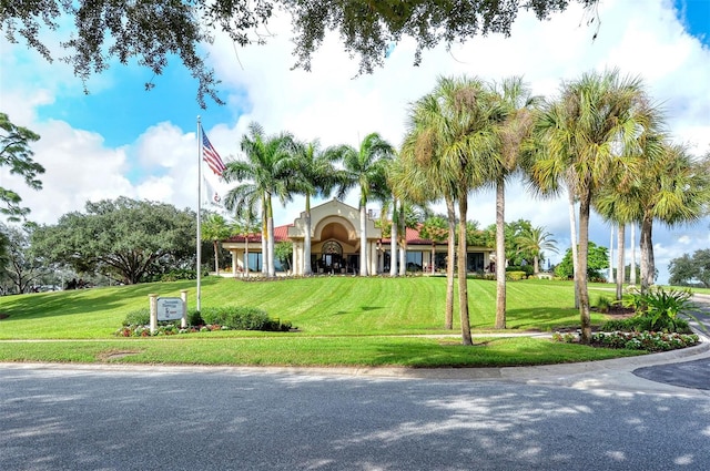 view of property's community featuring a yard