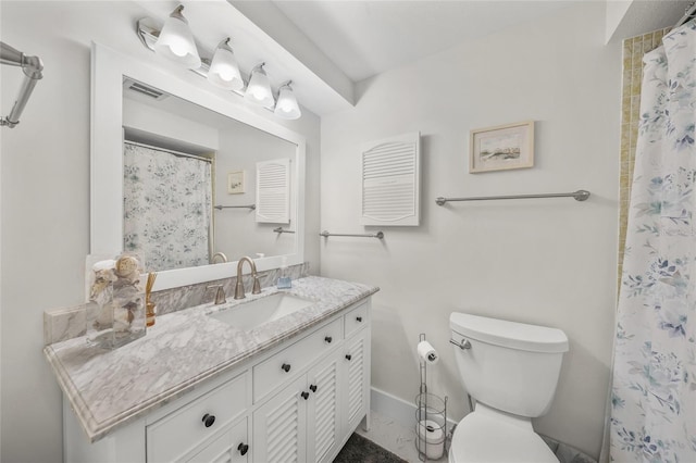 full bath featuring toilet, a shower with shower curtain, vanity, visible vents, and baseboards