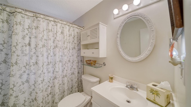 full bath with vanity, toilet, a shower with curtain, and a textured ceiling