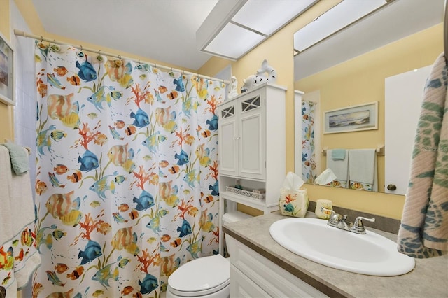 5614 Garden Lakes Dr, Bradenton, FL 34203 - bathroom featuring curtained shower, a skylight, vanity, and toilet