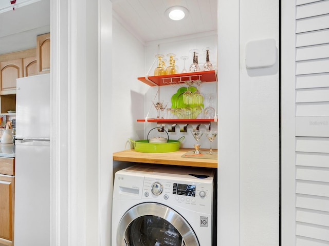 laundry room with a dry bar, laundry area, and washer / clothes dryer