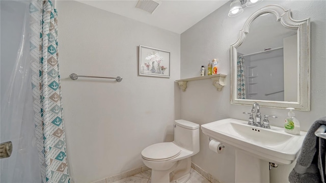 1711 Southwood St Unit 1711, Sarasota, FL 34231 - full bath with visible vents, baseboards, toilet, and a shower with curtain