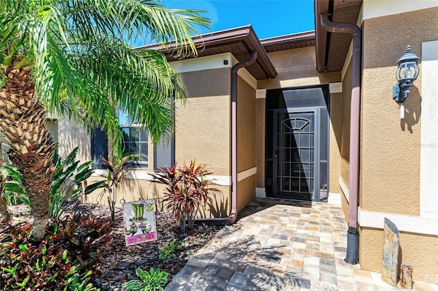 view of exterior entry featuring stucco siding