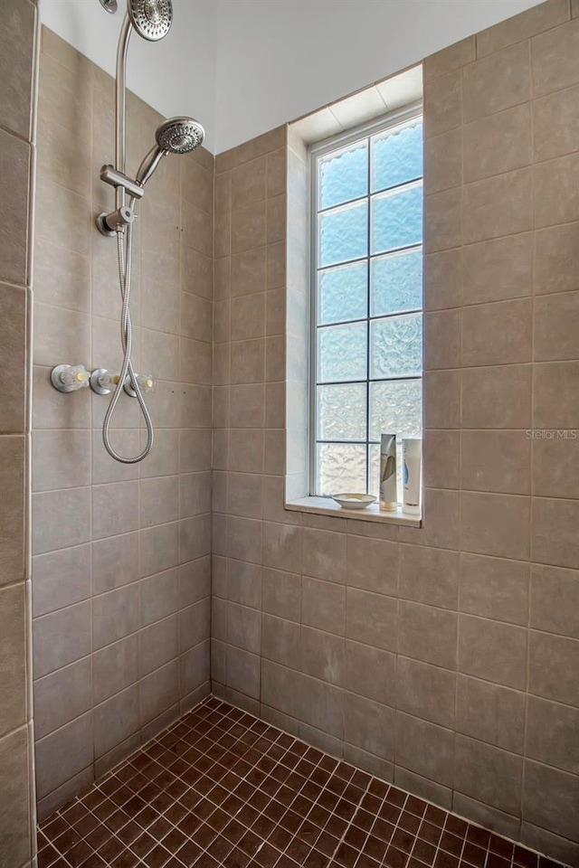 full bathroom featuring tiled shower