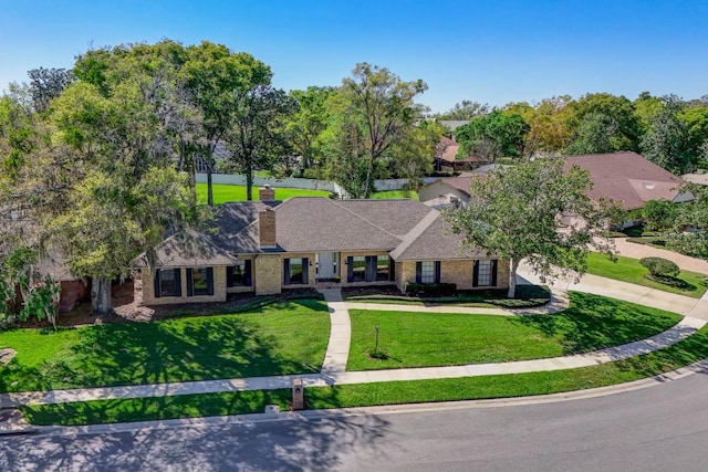 view of front of home featuring a front lawn