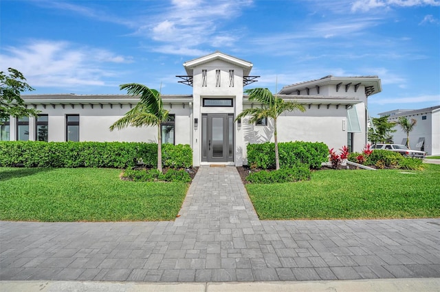 view of front facade featuring stucco siding and a front yard