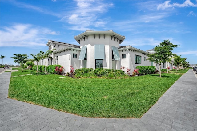 view of side of property featuring stucco siding and a yard