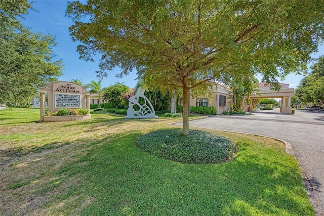 view of front of house featuring stucco siding, driveway, and a front yard