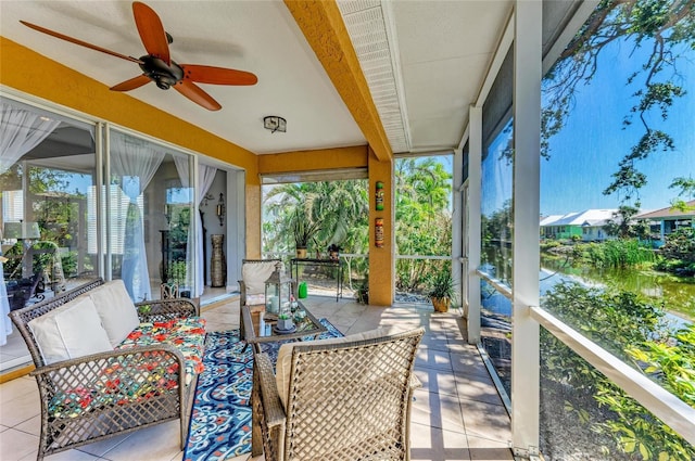 sunroom with ceiling fan