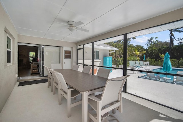 sunroom with ceiling fan