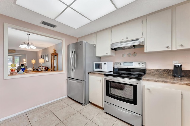 kitchen featuring a notable chandelier, stainless steel appliances, visible vents, light tile patterned flooring, and under cabinet range hood