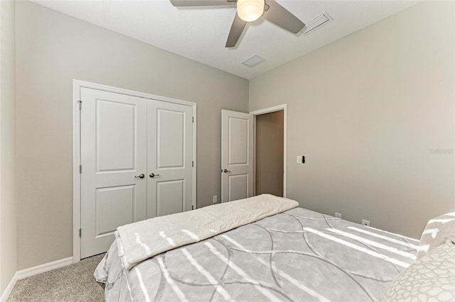 bedroom featuring visible vents, ceiling fan, baseboards, carpet floors, and a closet