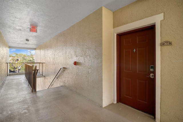 property entrance featuring a balcony