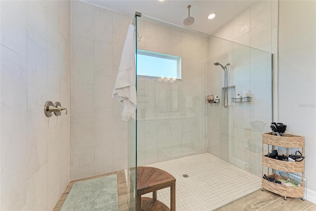 bathroom featuring a tile shower