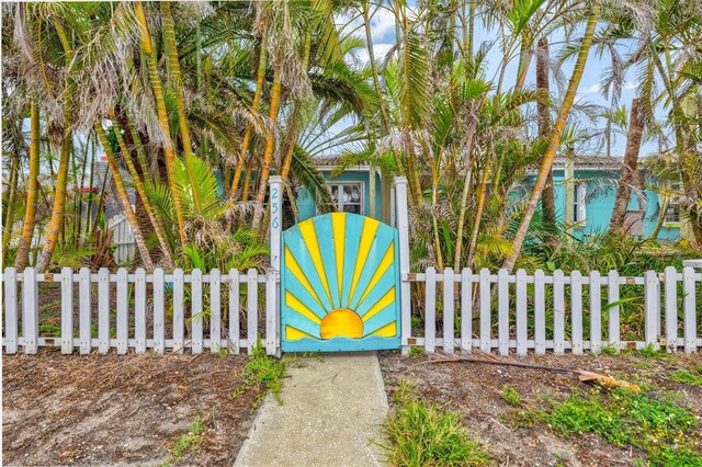 exterior space featuring a fenced front yard