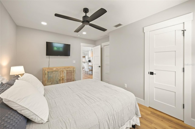 bedroom featuring light wood finished floors, visible vents, recessed lighting, and a ceiling fan