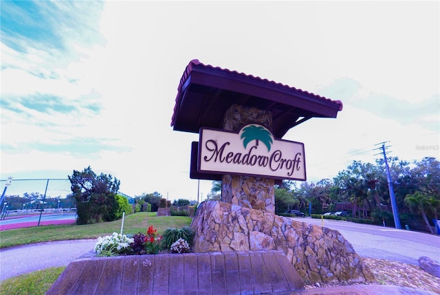 view of community / neighborhood sign