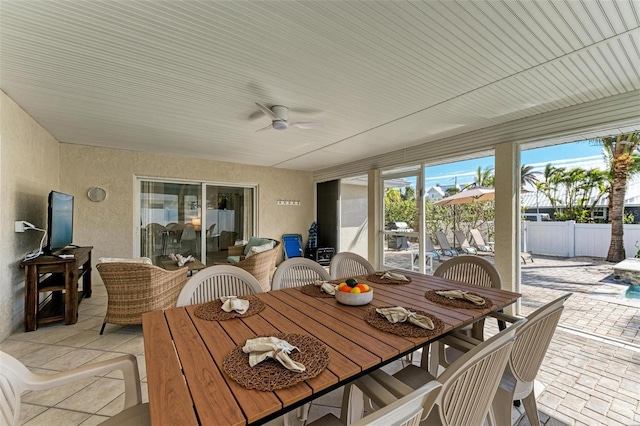 sunroom with ceiling fan