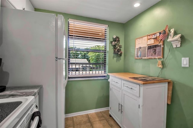 laundry area with baseboards