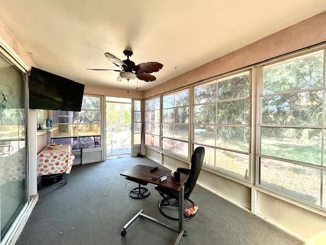 sunroom with ceiling fan