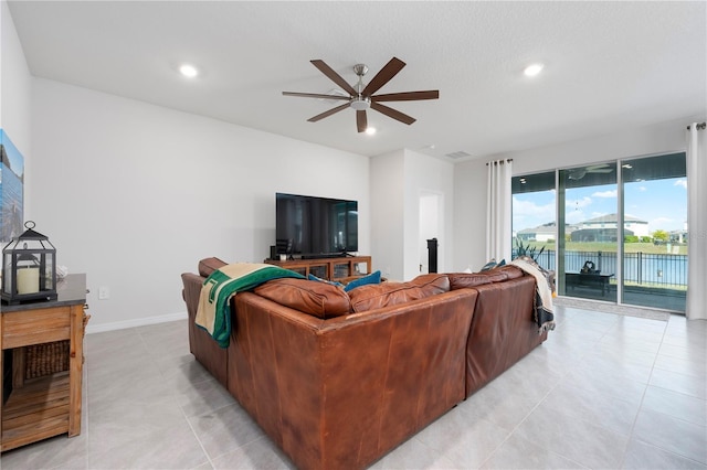 living area featuring visible vents, recessed lighting, baseboards, and ceiling fan