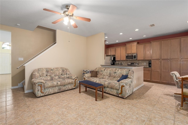 living area featuring visible vents, recessed lighting, baseboards, and a ceiling fan