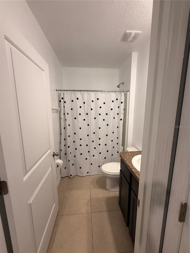 full bathroom featuring toilet, a shower with shower curtain, visible vents, and tile patterned floors