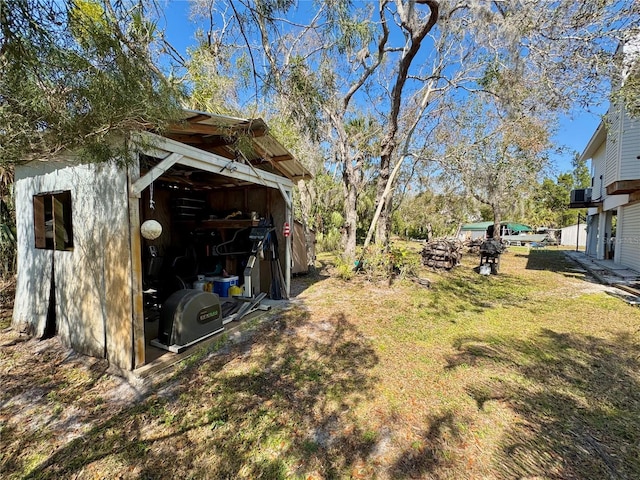 view of yard with an outbuilding