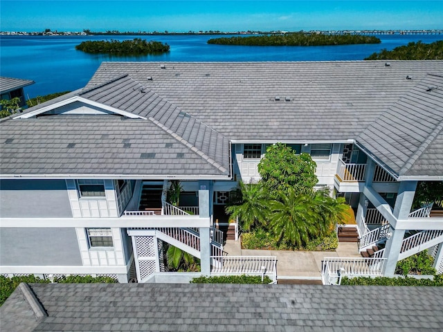 bird's eye view with a water view