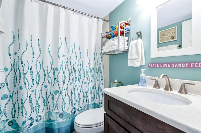 full bathroom featuring vanity, toilet, and a shower with curtain