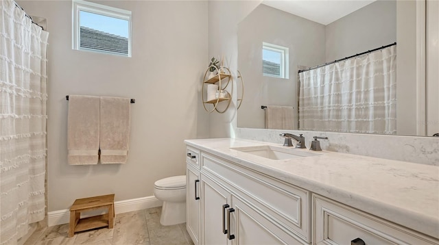 full bathroom with curtained shower, toilet, vanity, and baseboards