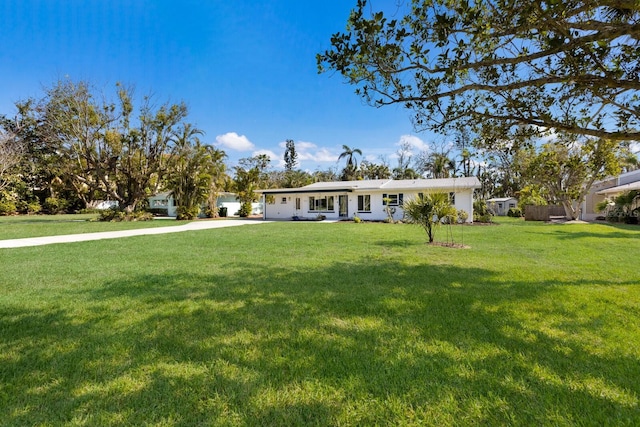 ranch-style home featuring a front lawn and driveway