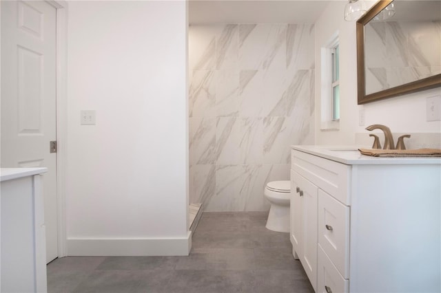 800 Everest Rd, Venice, FL 34293 - full bathroom featuring tiled shower, toilet, and vanity