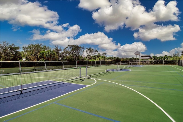 800 Everest Rd, Venice, FL 34293 - view of basketball court with community basketball court and fence