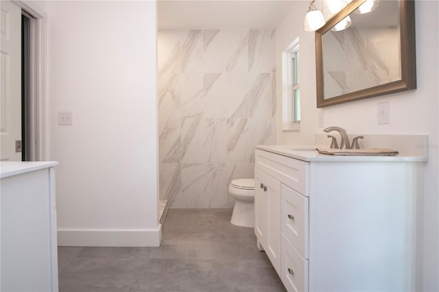 800 Everest Rd, Venice, FL 34293 - bathroom with toilet, vanity, tile walls, and tiled shower