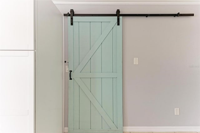 room details with a barn door and baseboards