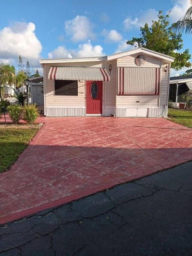 manufactured / mobile home with driveway