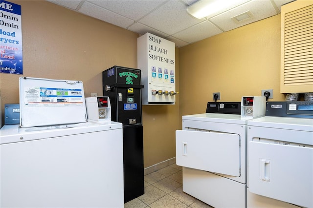 common laundry area with light tile patterned floors, baseboards, visible vents, and washing machine and clothes dryer